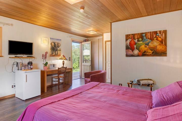 Africa Guest Room with Heated Pool – Vézère Valley
