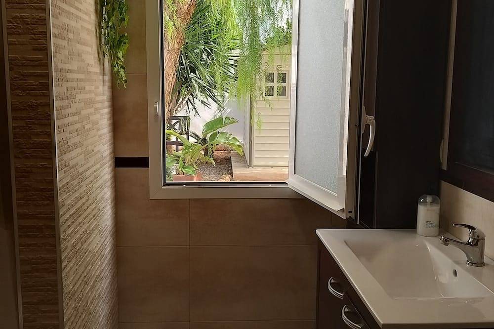Sonniges Haus, Garten, Pool, 1 Minuten Von Vier Stränden Zu Fuss in Es Canar, Santa Eulària des Riu