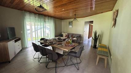 Gîte pour 8 personnes, avec jardin ainsi que vue et terrasse dans Grand-Îlet