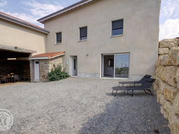 Gîte pour 8 personnes, avec terrasse et jardin à Panissières