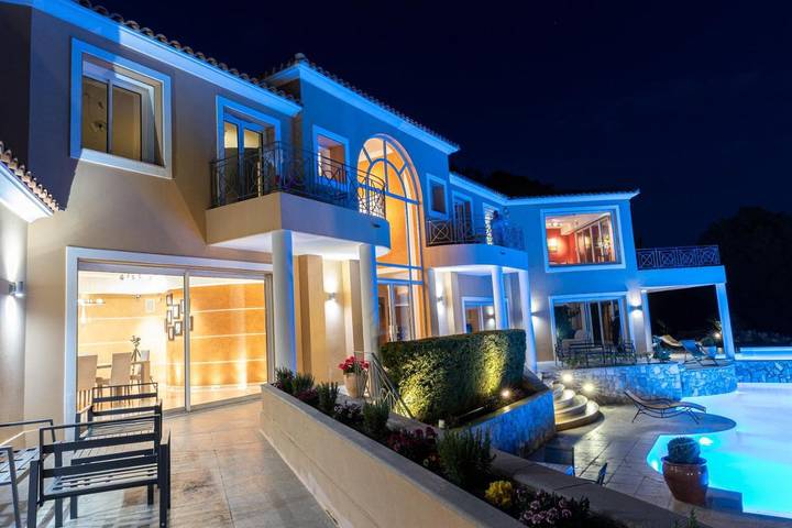 Villa pour 12 personnes, avec Balcon et Jacuzzi ainsi que Terrasse et Jardin à Villefranche-sur-Mer
