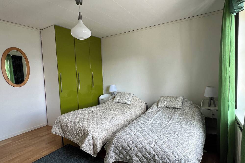 Spacious villa with incredible lake views! Bed linen is included. Newly renovated bathrooms in Östersund, Jämtland