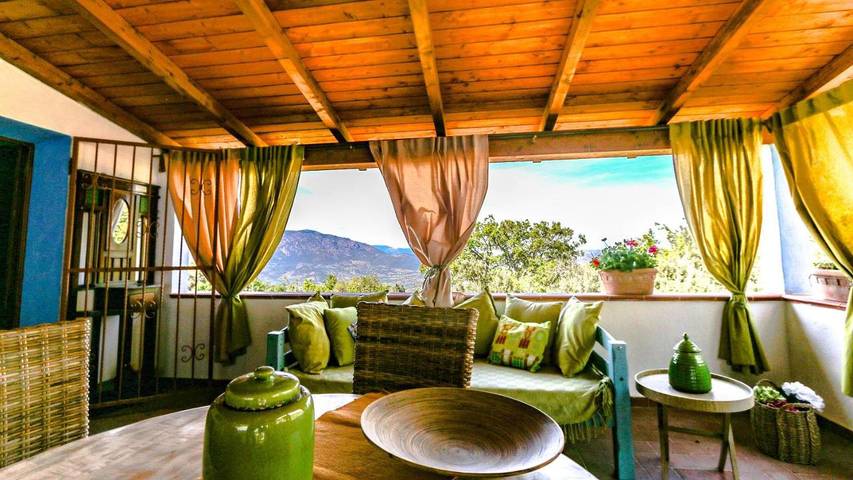 Casa vacanza per 3 persone, con panorama e giardino a Oliena