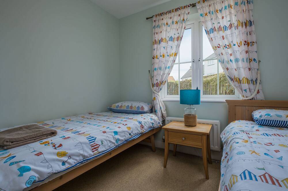 The White House -  a cottage that sleeps 9 guests  in 4 bedrooms in Camber, East Sussex