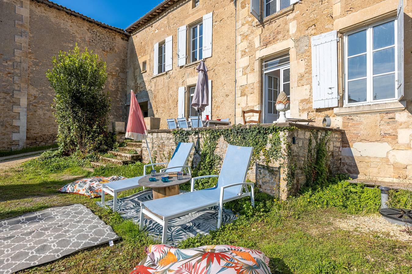 Maison de campagne 'Val D'egray' avec terrasse privée, jardin privé et Wi-Fi in Champdeniers-Saint-Denis, Région de Niort