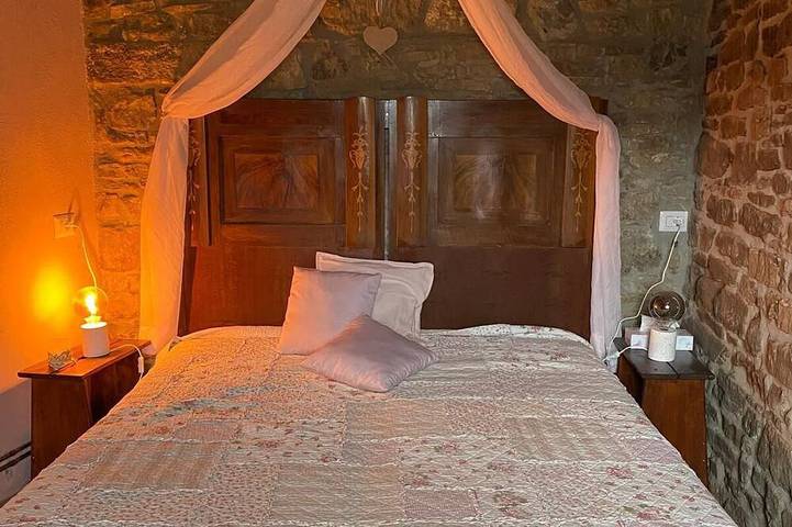 Entire 4Br stone house with pool, 2 living rooms, new custom kitchen, great beds in Valmozzola, Appennino Parmense