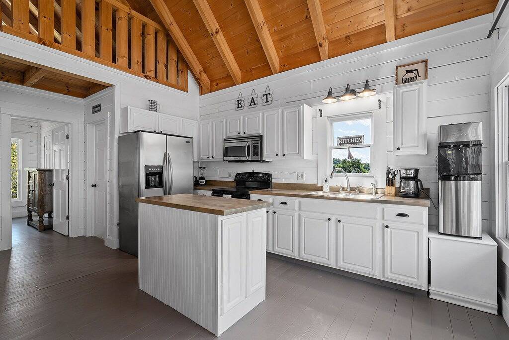 Secluded Mountain View Cabin w Private Lake Access in Douglas Lake