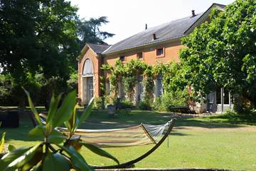 Gîte pour 35 personnes, avec jardin ainsi que piscine et terrasse à Durtal
