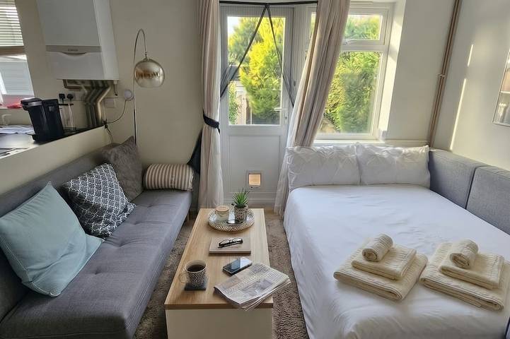 Hasa House-Near Woodside Industrial Estate,London Luton Airport and L&D Hospital in Luton, Chiltern Hills