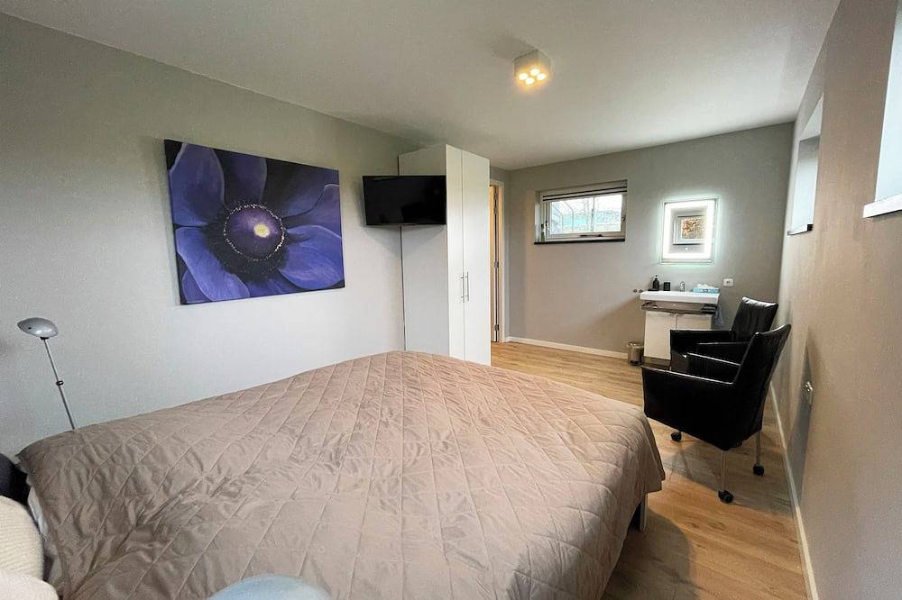 Moderne, großzügige Ferienwohnung mit malerischem Blick auf den Tjeukesee in Friesland