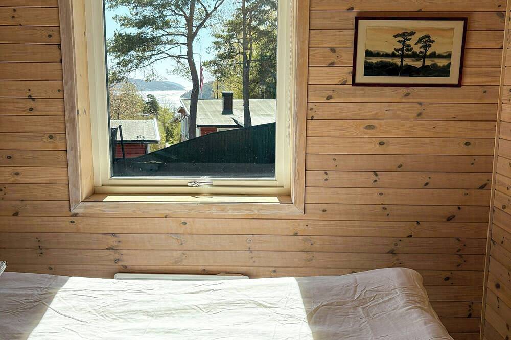 Helle Hütte auf einem Naturgrundstück am Oslofjord in Halden