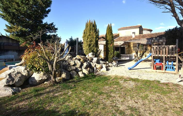 Location de vacances pour 6 personnes, avec terrasse ainsi que piscine et jardin, animaux acceptés à Entraigues-sur-la-Sorgue