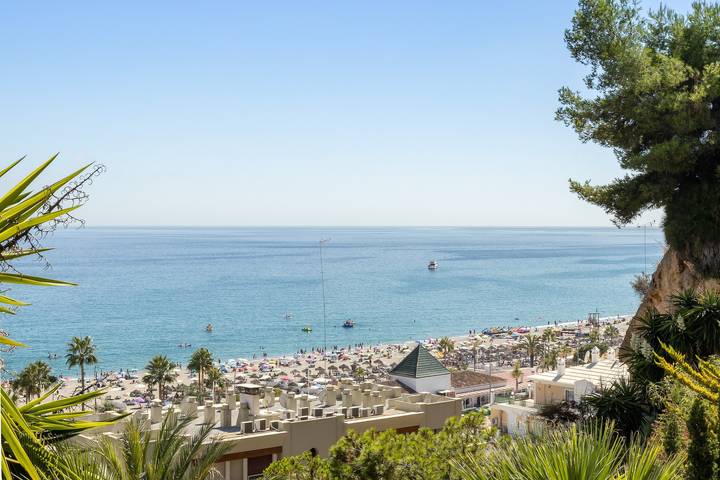 Apartamento entero, Apartamento Capistrano Playa: Wi-Fi, aire acondicionado, piscina y vistas al mar in Playa de Burriana, Nerja