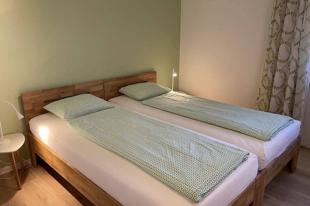 Ganze Wohnung, Charmante Ferienwohnung mit Panoramablick, Pool und Gartenparadies in Gordola, Tessiner Alpen