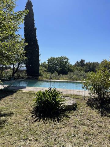 Gîte pour 3 personnes, avec jardin ainsi que piscine et terrasse à Pernes-les-Fontaines