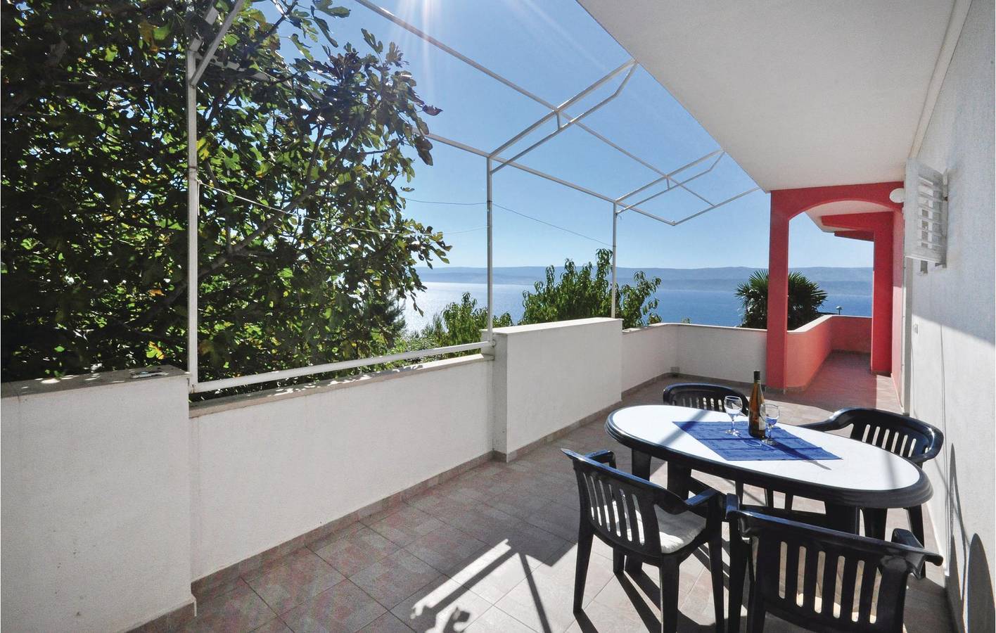 Ganze Ferienwohnung, Gemütliche Ferienwohnung mit Terrasse, Parkplatz und 2 km Entfernung zum Strand in Stanici, Omis-Riviera