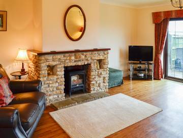 Vacation Rental for 10 Guests in Milborne Port, Somerset, Picture 1