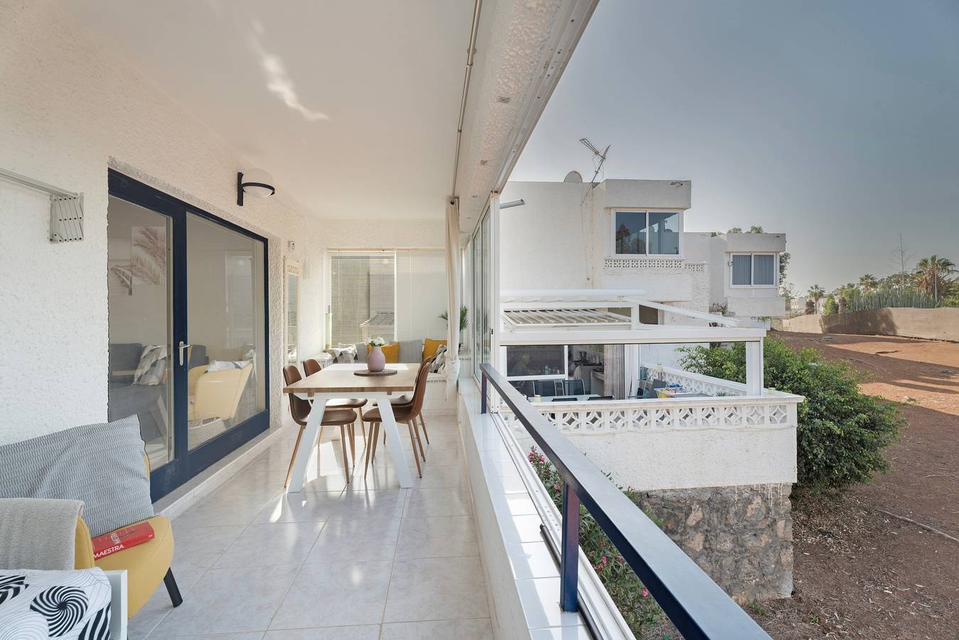 Appartement entier, Vacances 'Noa' avec piscine partagée, Wi-Fi et climatisation in Costa del Silencio, Arona