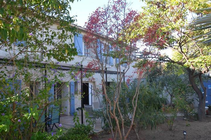 Chambre d’hôte pour 2 personnes, avec jardin ainsi que piscine et vue, adapté aux familles