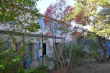 Location de vacances pour 2 personnes, avec vue ainsi que piscine et jardin, adapté aux familles à Argeliers