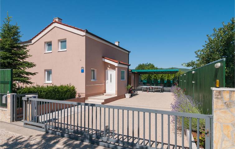 Stilvolle 132 m² große Ferienwohnung mit Pool und Küche, 2 km vom Zentrum von Sušci entfernt in Dalmatinisches Zagora