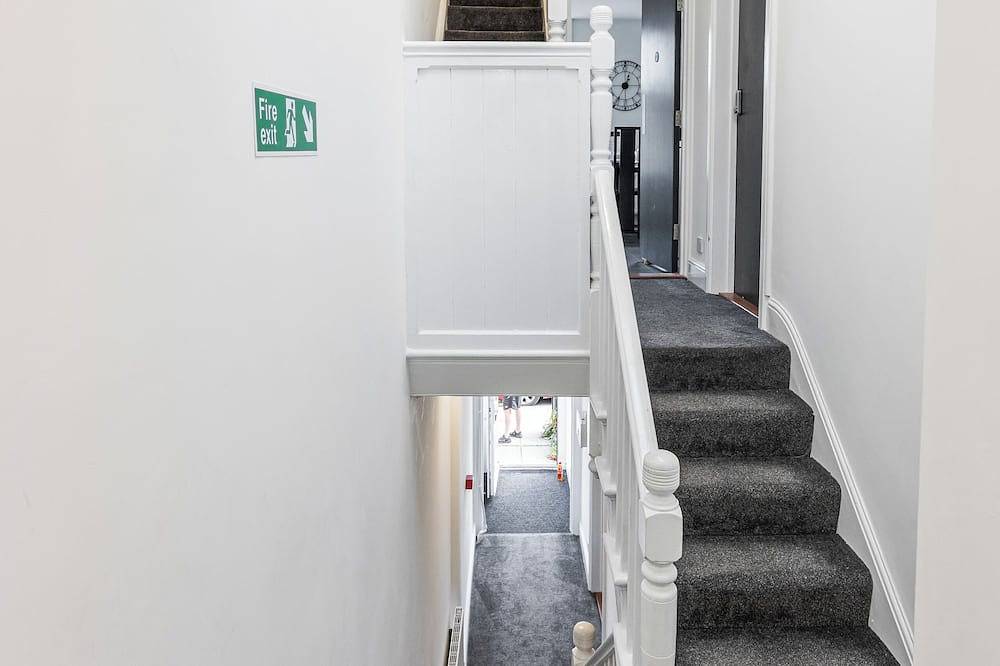 Large 6 bed 3 bath House ideal for workers/large groups in Merseyside