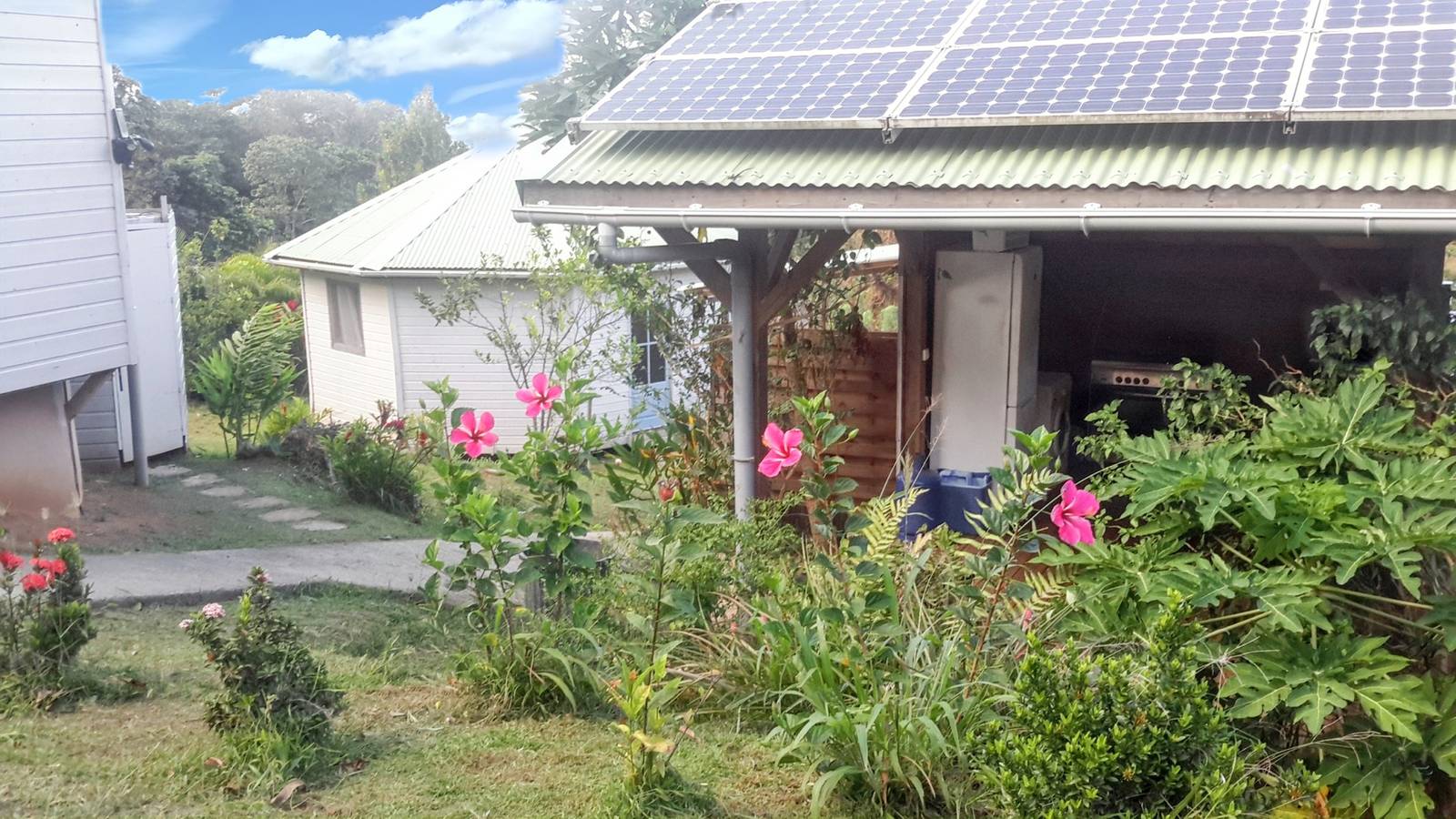Charmanter Bungalow in Le Robert mit Gemeinschaftspool und Garten in Le Robert, Martinique