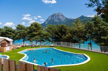 Tente pour 6 personnes, avec jardin et terrasse ainsi que bassin pour enfant et piscine dans Hautes-Alpe