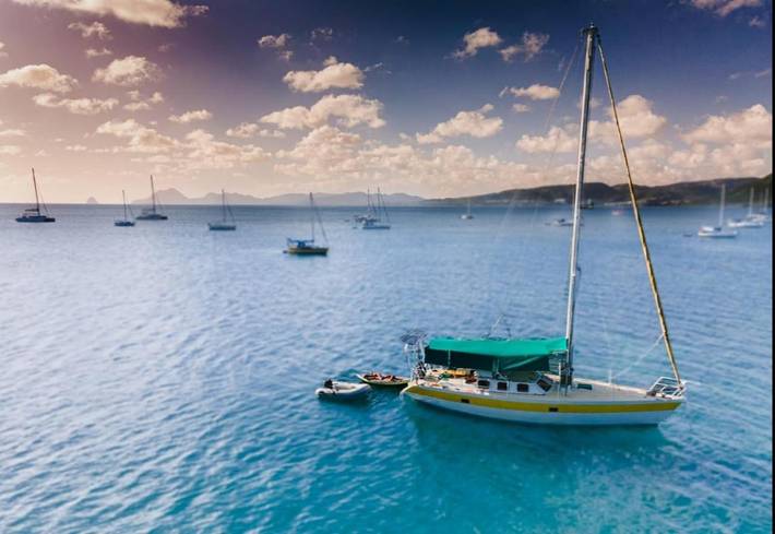 Bateau pour 4 personnes, avec terrasse ainsi que piscine et vue en Martinique