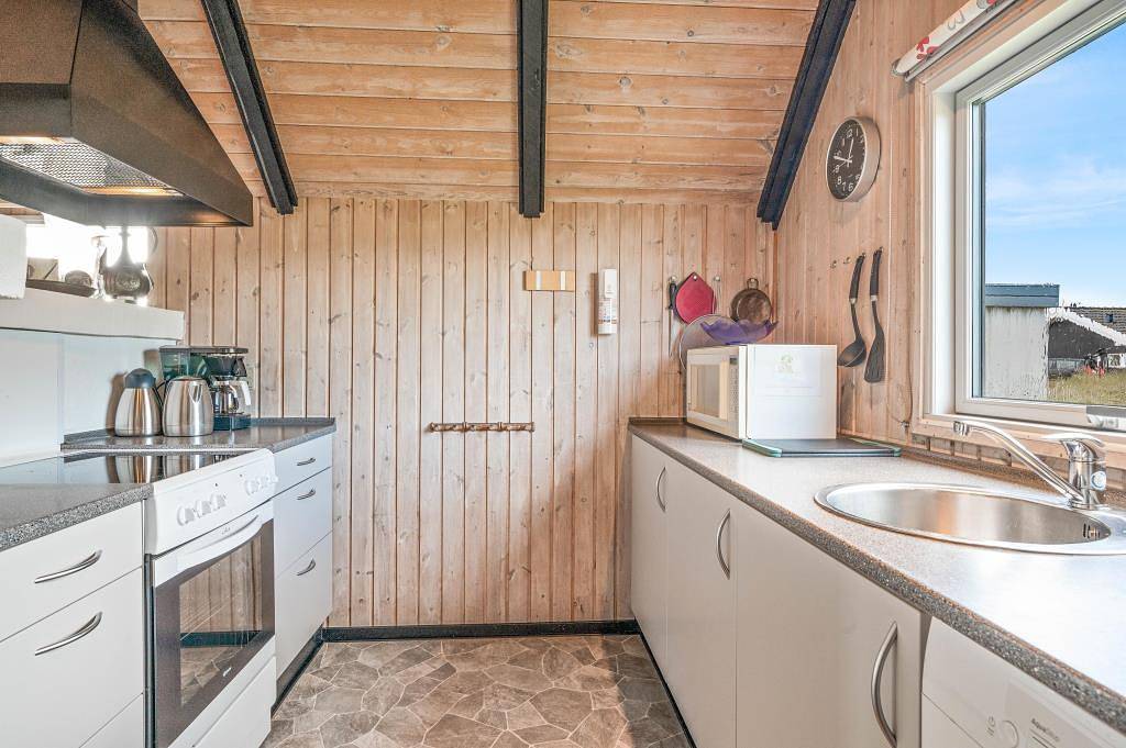 Stråtækt sommerhus beliggende 100 meter fra stranden in Bjerregård, Holmsland Klit