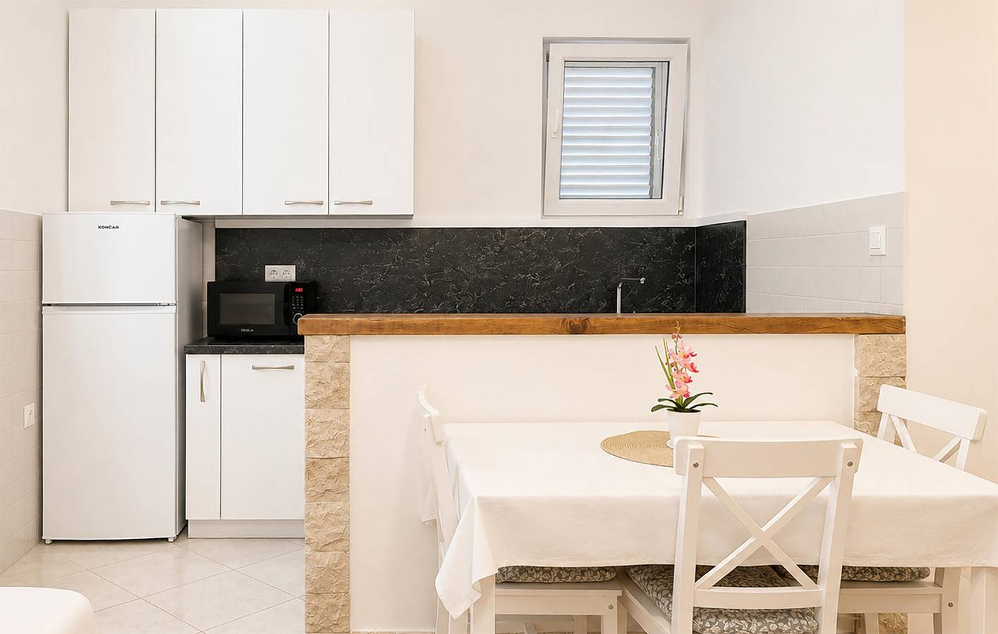 Ganze Ferienwohnung, Appartement am Strand mit WiFi, AC, Parkplatz und Terrasse in Pag