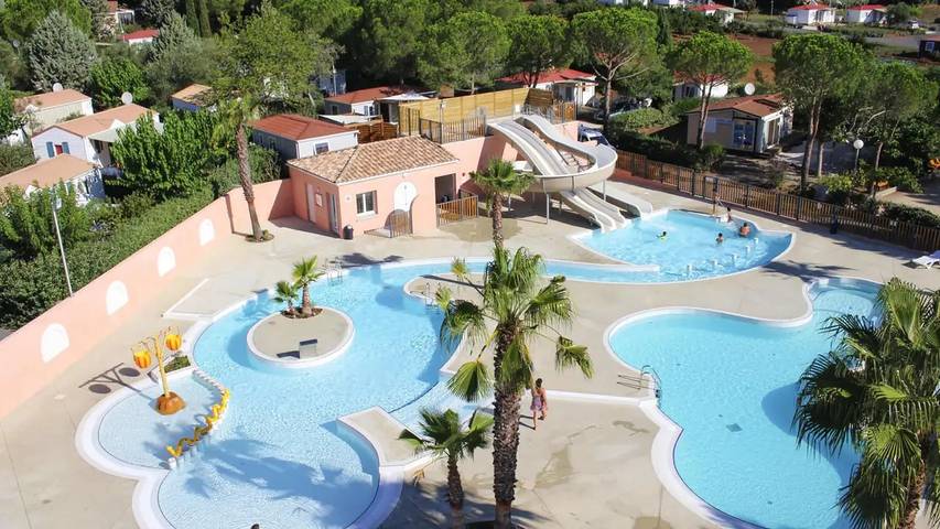 Camping car pour 6 personnes, avec piscine ainsi que terrasse et jacuzzi