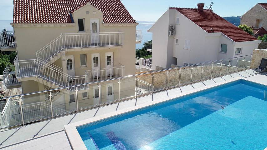 Ferienwohnung für 3 Personen, mit Pool und Balkon in Plat