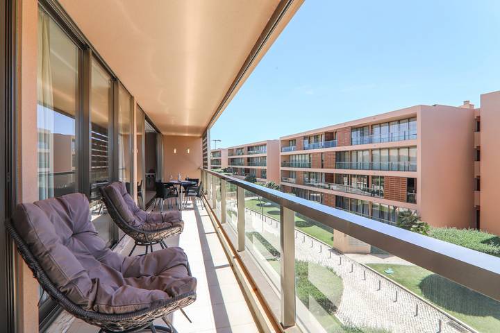 Apartamento inteiro, Apartamento Salgados 12C com Piscina, Wi-Fi, A/C, Varanda & Jardim in Guia, Distrito de Faro