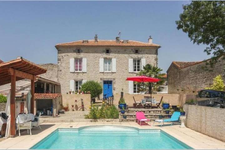 Gîte pour 8 personnes, avec jardin et piscine à Marcillac-Lanville
