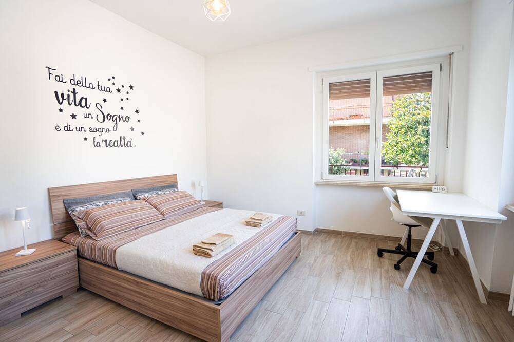 [Privater Parkplatz] mit Blick auf den Berg in Alba, Langhe