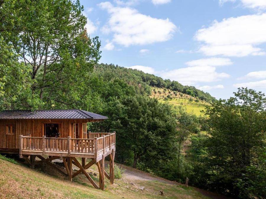 Camping Domaine de La Serre - Safarizelt 5 personen - Zelt Safari Lodge Nature 42m²/ 2 Zimmer - überdachte Terrasse (ohne eigene Sanitäranlagen) in Aigues-Vives (Ariège), Ariège