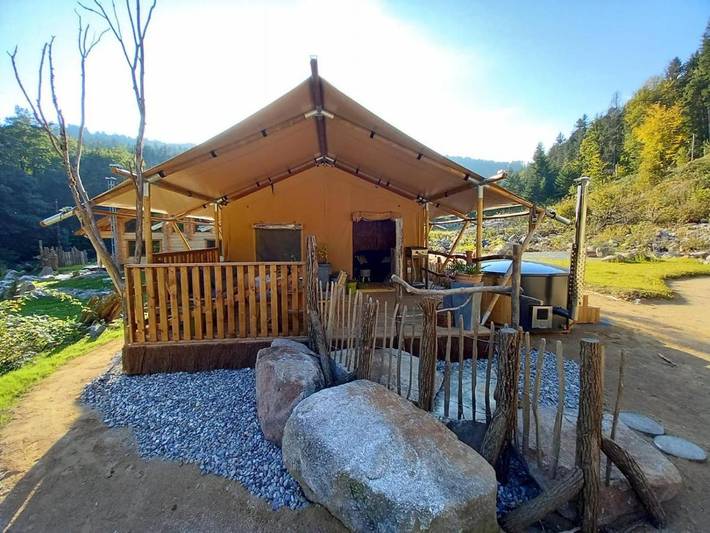 Tente pour 2 personnes, avec Terrasse et Jacuzzi ainsi que Jardin et Vue