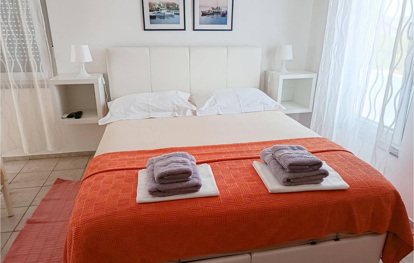 Ganze Ferienwohnung, Urlaub am Meer: Gemütliche Ferienwohnung mit Terrasse und WLAN, 400 m vom Strand entfernt in Pirovac, Šibenik-Knin