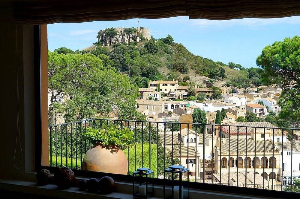 Villa moderne (Centre de Begur) donnant sur le village et la mer in Begur, Costa Brava