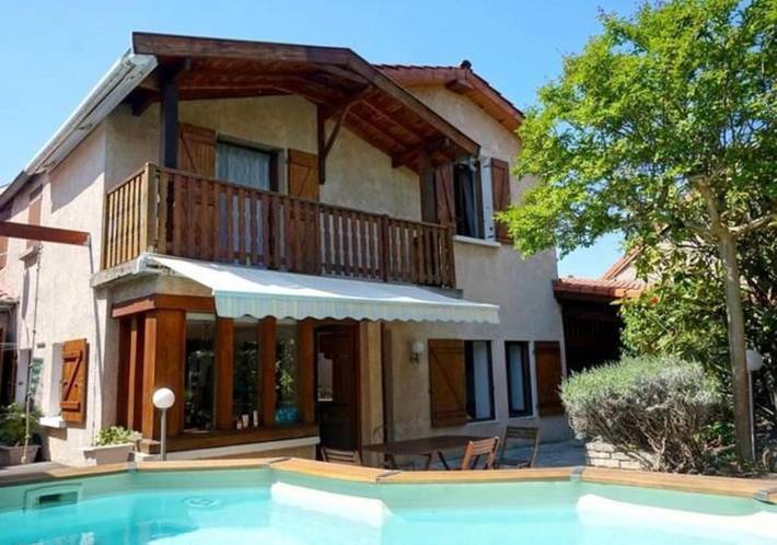 Location de vacances pour 10 personnes, avec Balcon et Terrasse ainsi que Jardin et Piscine à Sathonay-Camp