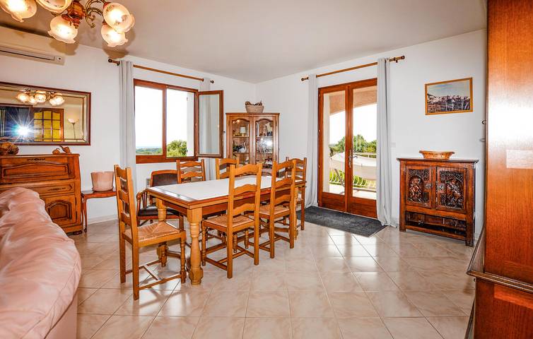 Entire holiday apartment, Cozy 2km to Beach: 100m² Apartment with Terrace & Parking in Cervione, Corte region