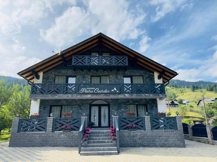 Gîte pour 2 personnes, avec terrasse ainsi que vue et jardin dans Dorna-Arini