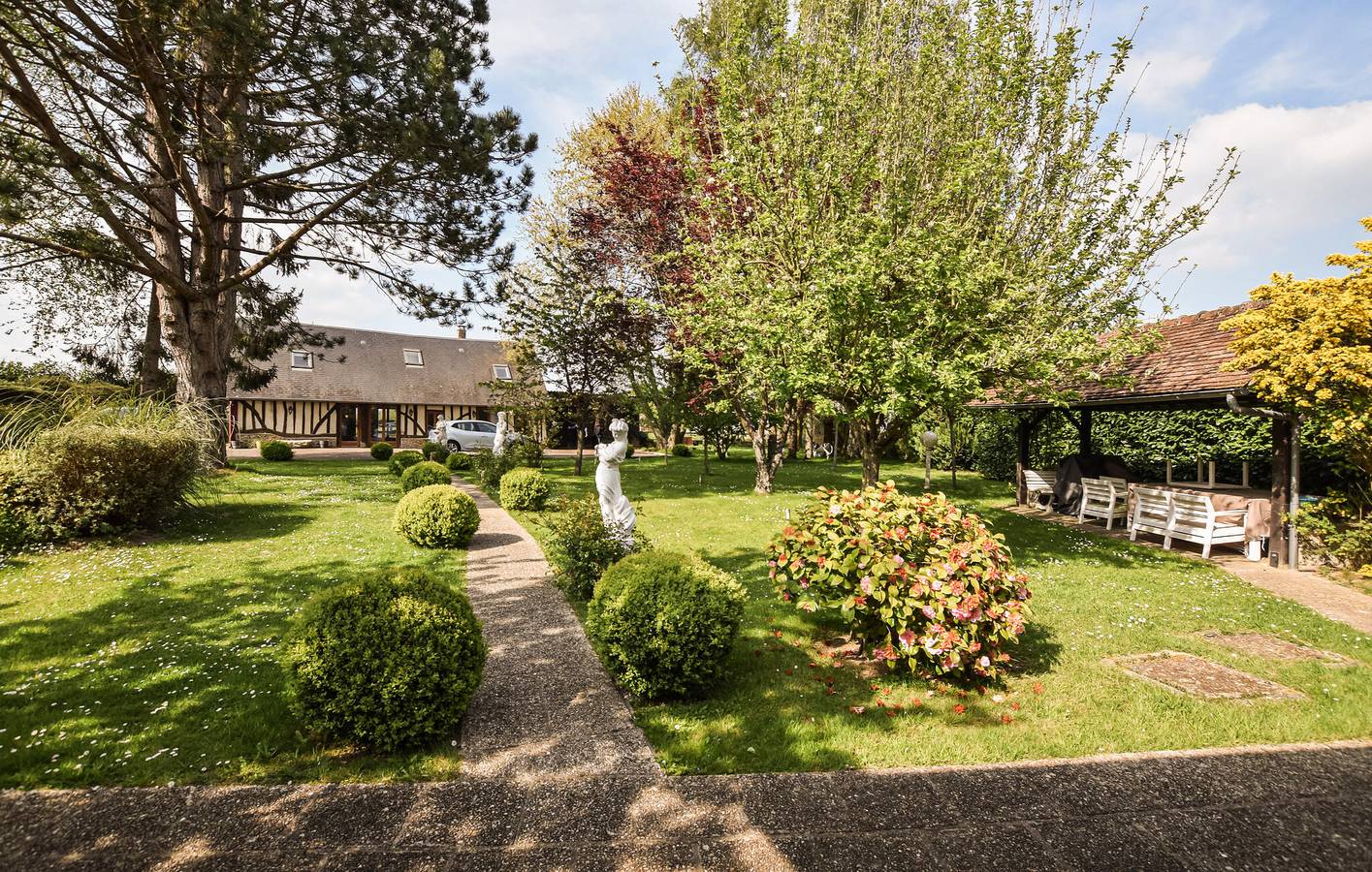 Charmantes Apartment mit Pool und Garten, 1,5 km von La Croupte entfernt in Livarot-Pays-d'Auge, Lisieux und Umgebung