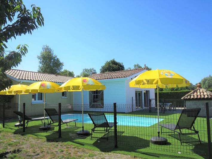 Location de vacances pour 6 personnes, avec terrasse ainsi que jardin et piscine à Civrac-en-Médoc