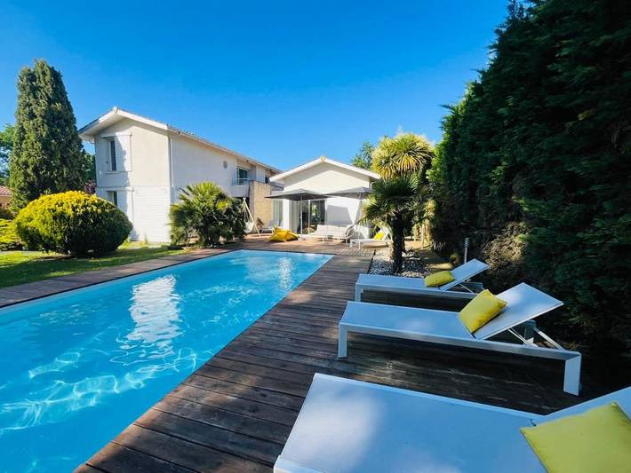 Chalet para 14 personas, con jardín además de piscina y terraza - 1