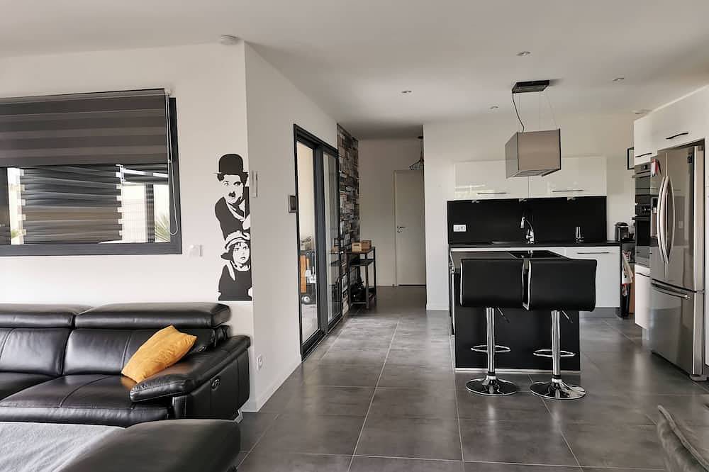Chambre tout confort, salle d'eau et toilettes séparées 60€ la nuit in Plaissan, Région de Lodève