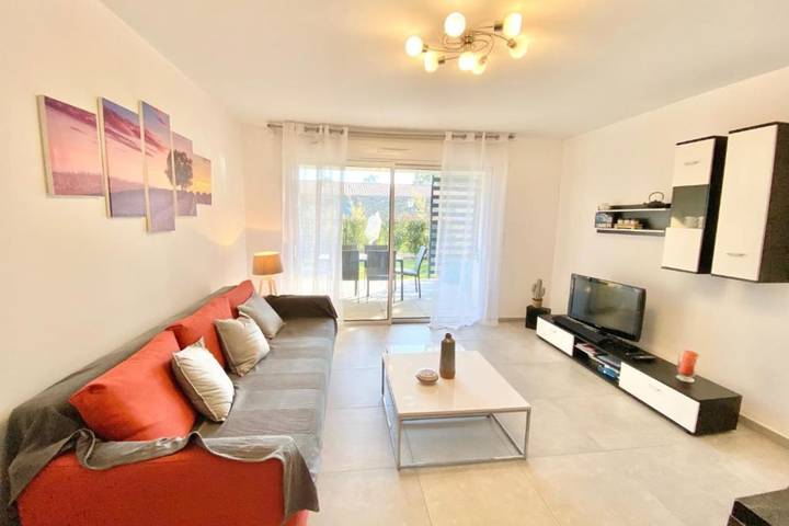 Gîte pour 5 personnes, avec terrasse ainsi que piscine et jardin, animaux acceptés dans Plage de la Peguiere - 2