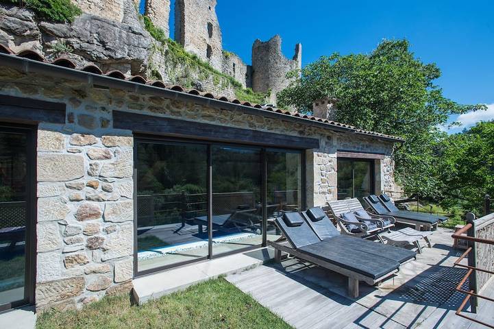 Location de vacances pour 18 personnes, avec Jacuzzi et Terrasse ainsi que Jardin et Sauna à Saint-Michel-de-Boulogne