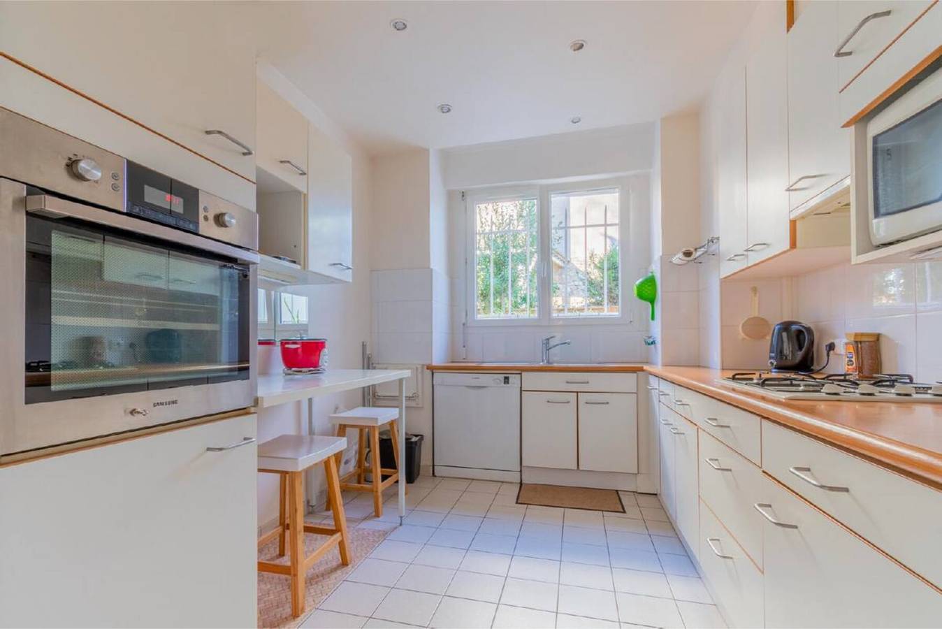 Apartamento entero, Apartamento 'Sur Jardin Clos' con terraza privada, jardín privado y Wi-Fi in Saint-Cloud, Altos del Sena